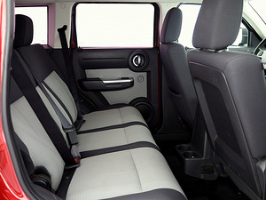 Dodge Nitro Comfort ATM 2.8 CRD 130kW (7 foto / 7)