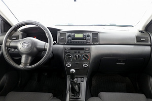 Toyota Corolla Linea Sol Facelift 1.4 71kW (5 foto / 9)