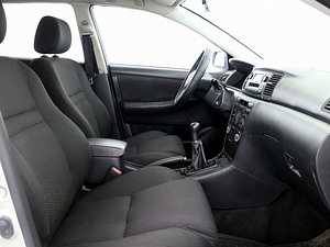 Toyota Corolla Linea Sol Facelift 1.4 71kW (6 foto / 9)
