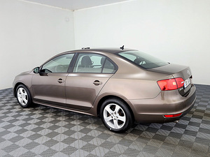 Volkswagen Jetta Comfortline 1.2 77kW (4 foto / 7)