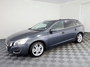 Volvo V60 Summum 2.0 D5 120kW (2 foto / 8)