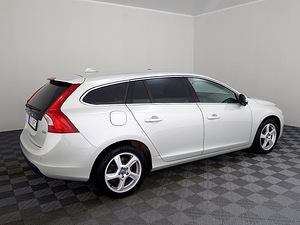 Volvo V60 Summum 2.0 D5 120kW (3 foto / 7)