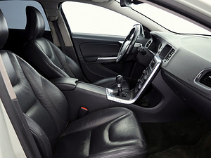 Volvo V60 Summum 2.0 D5 120kW (6 foto / 7)