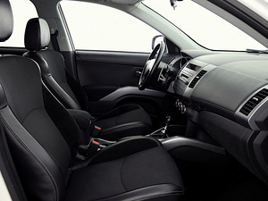 Mitsubishi Outlander Luxury Facelift ATM 2.2 Di-D 115kW (6 foto / 9)