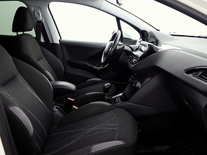 Peugeot 208 Elegance 1.2 60kW (6 foto / 7)
