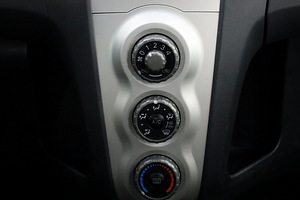 Toyota Yaris Linea Sol A-C 1.3 64kW (8 foto / 8)