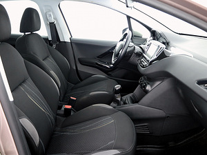 Peugeot 208 Elegance 1.2 60kW (6 foto / 8)