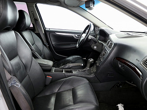 Volvo V70 Summum ATM 2.4 D5 120kW (6 foto / 7)