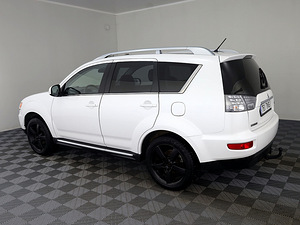 Mitsubishi Outlander Luxury Facelift ATM 2.2 Di-D 115kW (4 foto / 9)