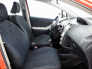Toyota Yaris Linea Sol A-C 1.3 64kW (6 фото из 8)