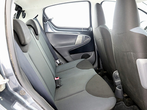 Toyota Aygo Linea Sol A-C 1.0 50kW (7 foto / 8)
