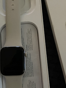 Apple Watch SE 2 Apple Watch SE 2 (2022) 40 mm Starlight • Ka (1 foto / 1)