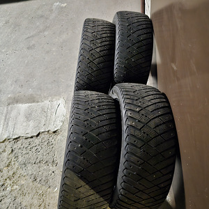 215/55/R17 GOOD YEAR Talve rehv (4 foto / 4)