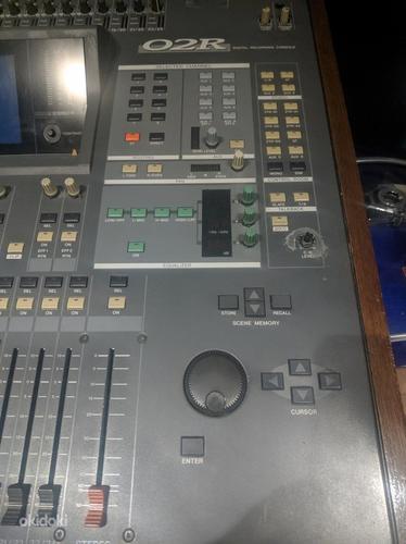 Yamaha 02r Digital Mixing Recording Console with MB02 Meter (фото #4)
