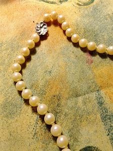 VALKOISET HELMET (2 valokuva sivusta 2)