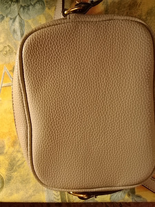 GUCCI HOPEAN VÄRINEN OLKALAUKKU (4 valokuva sivusta 4)