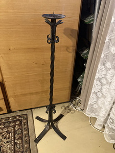 Высокий металлический подсвечник (2 фото из 2)