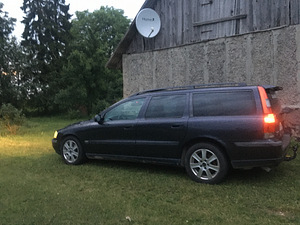 VOLVO V70 2.4 D5 Manuaal 120kw (5 foto / 8)