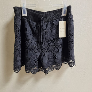 Kenad lühikesed püksid S/M ja M/L (2 foto / 2)
