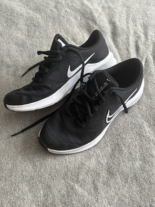 Кроссовки Nike (2 фото из 3)