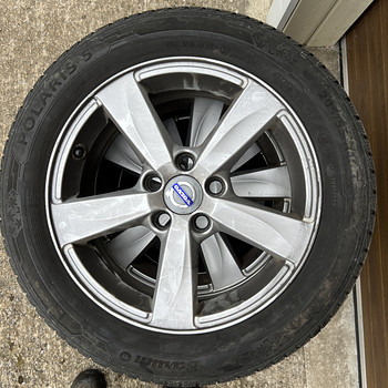 Шипованные шины на литых дисках Volvo