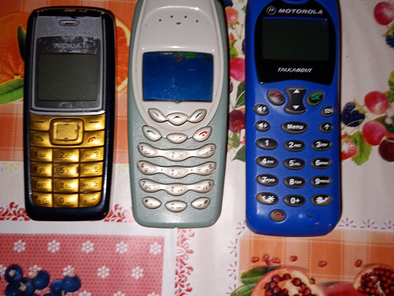 Кнопочные телефоны 2 шт. Nokia и Motorola без аккумулятора и зарядного устройств...
