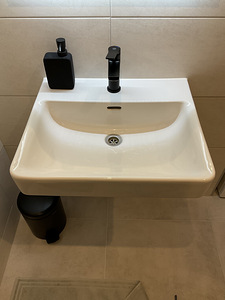 Раковину Laufen со смесителем Hansgrohe (1 фото из 2)