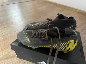 Оригинальные бутсы Nike (1 фото из 3)