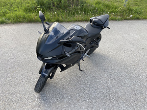 2025 Yamaha R3 (3 фото из 8)