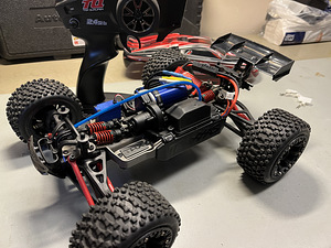RC puldiauto Traxxas E-Revo VXL, 4WD, 1/16 (3 foto / 6)