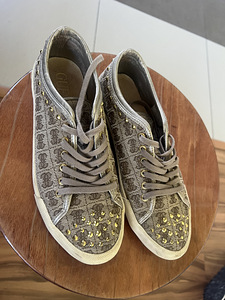 Guess (3 foto / 3)