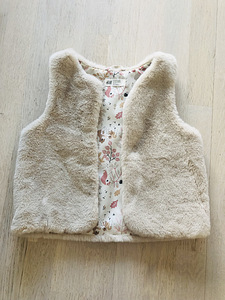 H&M karvane vest s134/140 (1 foto / 2)