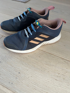 Adidas tossud s37(23cm) (1 foto / 2)