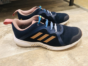 Adidas tossud suurus 37(23cm) (1 foto / 2)