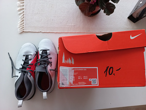 Детская обувь NIKE (2 фото из 2)