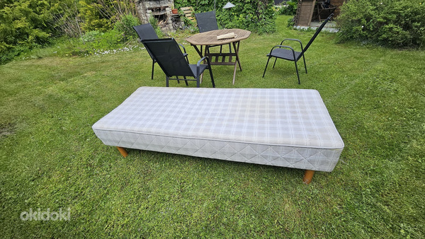 Продается пружинный матрас 80x200 см. Есть пятна.