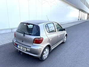 Toyota Yaris (2 foto / 15)