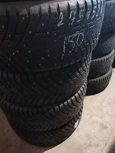 Продам комплект шипованной резины 275/45/R21 Nokian Hakka 8 (1 фото из 2)