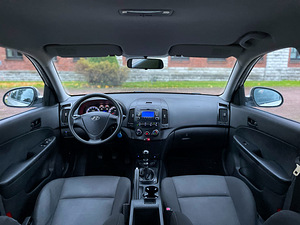 HYUNDAI i30 / 2 OMANIKKU / ÜV 10.2026 (7 foto / 15)