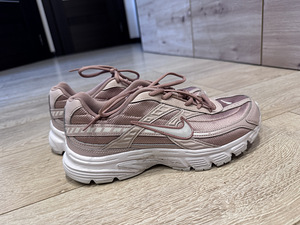 Кроссовки Nike (2 фото из 3)