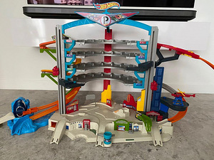 Hot wheels kõige suurem parkla helide ja valgustusega! (1 foto / 2)