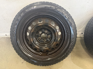 Bridgestone Blizzak 205/55R16 M+S 6-7мм. (с дисками Toyota) (3 фото из 9)
