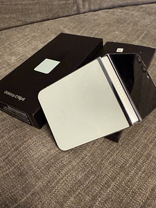 Samsung Galaxy Z Flip5 256GB (4 foto / 7)