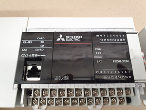 PLC kontroller MITSUBISHI ELECTRIC FX5U-32MT/DSS + HMI (1 foto / 3)