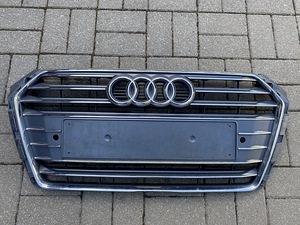 Продам подержанную хромированную переднюю решетку Audi A4 B9 (1 фото из 3)