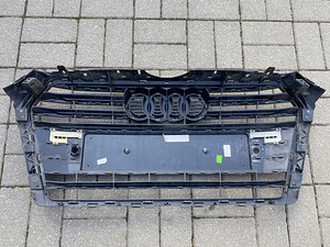 Продам подержанную хромированную переднюю решетку Audi A4 B9 (2 фото из 3)