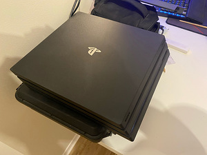 Playstation 4 Pro 1tb (1 foto / 8)