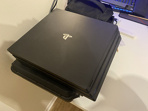 Playstation 4 Pro 1tb +2 pulti (2 foto / 8)