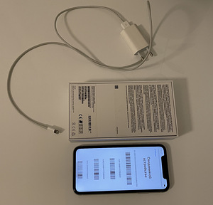 iPhone 11 64 ГБ Белый (2 фото из 2)