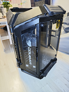 Корпус Cougar + 4 вентилятора Corsair + различные HUBы и про (2 фото из 10)
